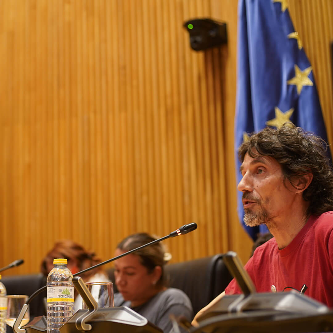 "Carles Guillot, protagonista del episodio 'Balas de goma' del podcast 'Brechas', donde se exploran las vivencias de él y Ester Quintana como víctimas del uso de balas de goma por parte de la policía."